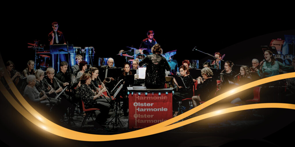 Orkest van de Olster Harmonie onder leiding van dirigent Inge Donker